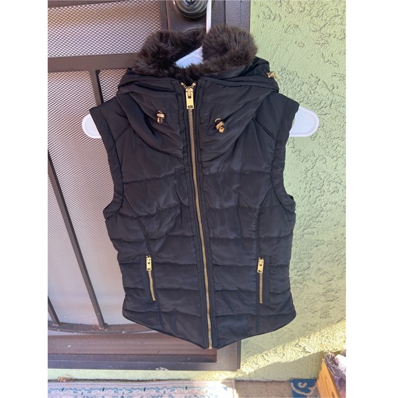 Black Women's H&M puffer vest with fur collar; XS! - Picture 3 of 4